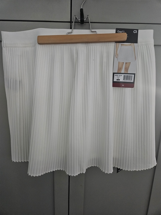 GAP Pants - NWT XL GAP White Pleated Skort - Women's